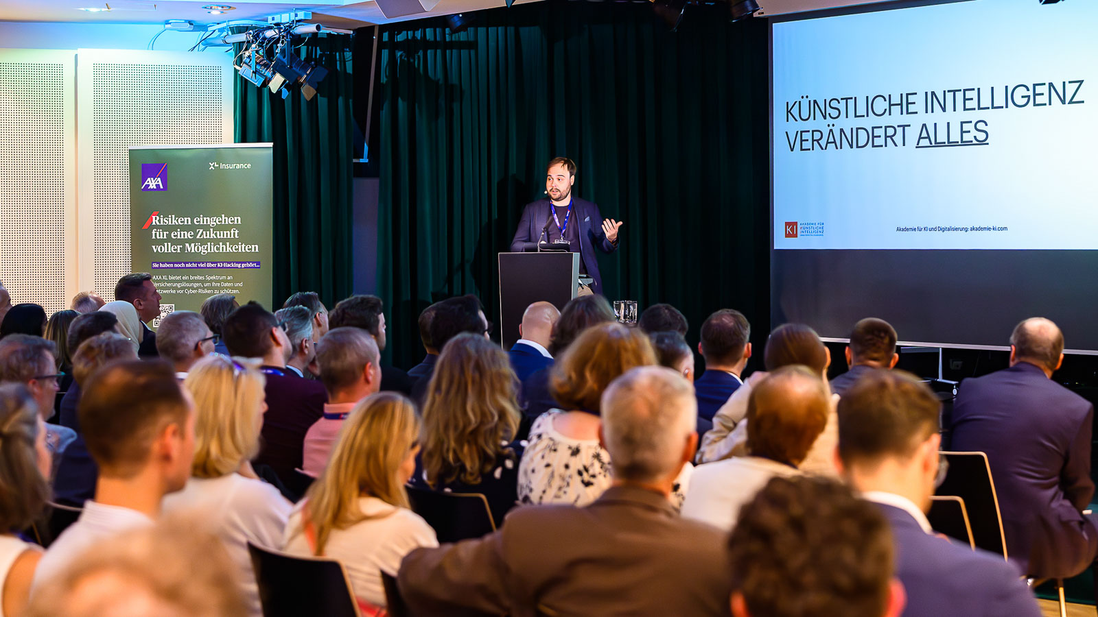 Lukas Görög bei einem KI-Vortrag vor Publikum